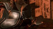 Ezio indossa la nuova pistola celata.