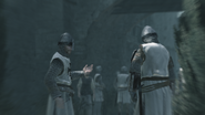 Altaïr origlia la conversazione.