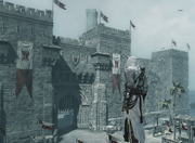 Altaïr frente a las murallas de la ciudadela.