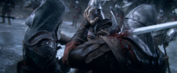 Ezio używa halabardy jednego żołnierza, by zabić drugiego