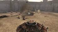 Il carro armato distrugge la macchina guidata dai soldati.