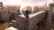 Ezio corre tra le rovine.