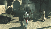 Altaïr escoltando al informador.