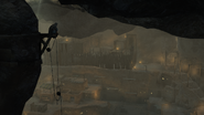 Ezio osserva Derinkuyu da una postazione elevata.