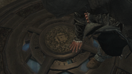 Ezio examinant le mécanisme au sol