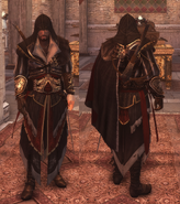 Ezio mentre indossa l'armatura con il cappuccio.