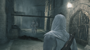 Altaïr écoutant les deux hommes