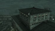 Ezio osserva Monteriggioni dal tetto di Villa Auditore.