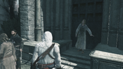 Altaïr escuchando al heraldo.