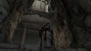 Altaïr osserva l'entrata al tempio.