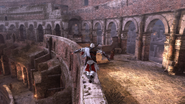 Ezio corre nel Colosseo.