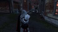 Ezio mira con la pistola celata all'omicida.