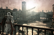 Ezio osserva il Canal Grande dal Ponte di Rialto.
