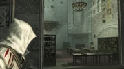 Ezio escabullendose en la biblioteca.