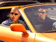 Brian y Dom probando el auto