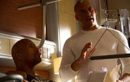 Toretto y Hobbs hablando.