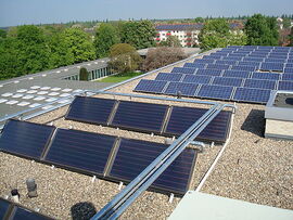 Dach des Gästehauses Freiherr vom Stein - Solarthermie und Photovoltaik.jpg