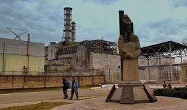 THE NO4 REACTOR BUILDING AND ITS PROTECTIVE SHELTER IN FRONT IS THE MEMORIAL TO THE HEROS THAT CERTAINTLY PROTECTED EUROPE FROM NUCLEAR DISASTER IN 1986 AT THE CHERNOBYL PLANT UKRAINE SEP 2013 (9843067086)