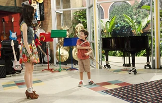 Nelson halando de su piano.