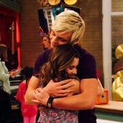 Auslly hug in Records & Wrecking Balls 💚💚