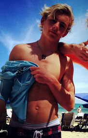 Ross Lynch (19)