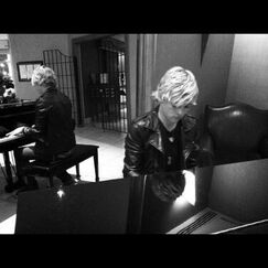 Ross playing piano for R5