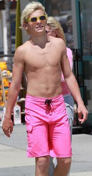 Ross-Lynch-body-shirtless