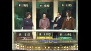 The contestants’ podiums from a 1983 episode, identical to the American version’s 1975-1981 backdrop, with dual score displays, the lower ones for each player’s current score, the upper ones for their total earnings