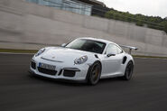 2016-Porsche-911-GT3-RS-front-three-quarter-in-motion-031