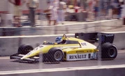 Warwick qualified third for Renault at the , but spun off after 10 laps.