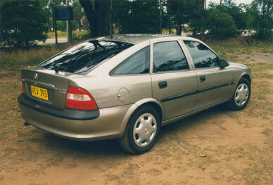 1997-1998 Holden Vectra (JR) GL hatchback (16567862711)