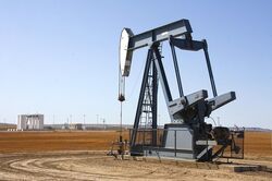 Trivella di estrazione petrolifera.jpg