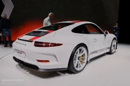 Porsche-911-r-bests-gt3-rs-in-power-to-weight-has-optional-single-mass-flywheel 8.jpg (150 KB)