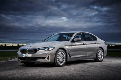 P90403952-the-new-bmw-530e-sedan-bernina-grey-amber-effect-10-2020-600px