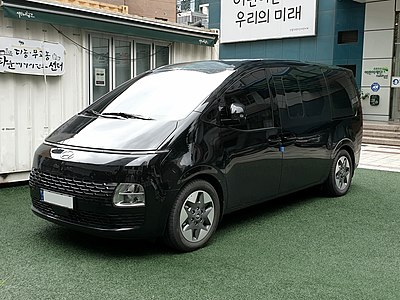 2022 Hyundai Staria V6 FWD review