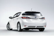 2011-Lexus-CT-200h-3