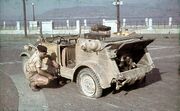 Bundesarchiv N 1603 Bild-192, Sizilien, Reifenpanne mit VW-Kübelwagen