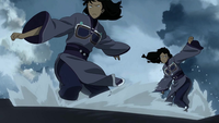 Desna et Eska attaquant Korra