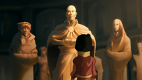 Jinora regarde la statue d'Aang