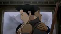 Mako et Korra s'enlacent