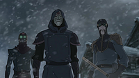 Les Égalitaristes regardent Korra s'enfuir