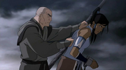 Zaheer atrapando a Korra