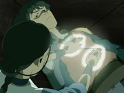 Katara versucht Jet zu heilen