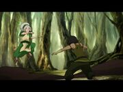 Toph greift Korra an