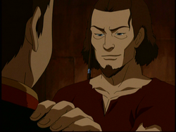 Hakoda legt zijn hand op Sokka's schouder als hij hem herkent.