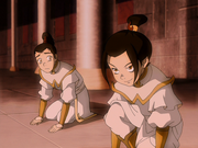 Zuko und Azula knien vor dem Feuerlord