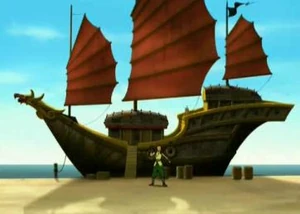 Het Piraten Schip zoals dit in 100 NG aan de kade van de pier ligt. Het heeft een hoge boeg, een hoog kasteel achterop en een hutje midden op het dek.