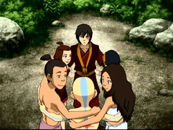 Zuko bij de groeps knuffel van Team Avatar.