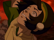 Toph apretando la mano de Sokka