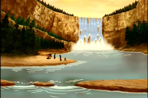 Begin van ravijn waar waterval in een meer stroomt. Team Avatar op de Oever